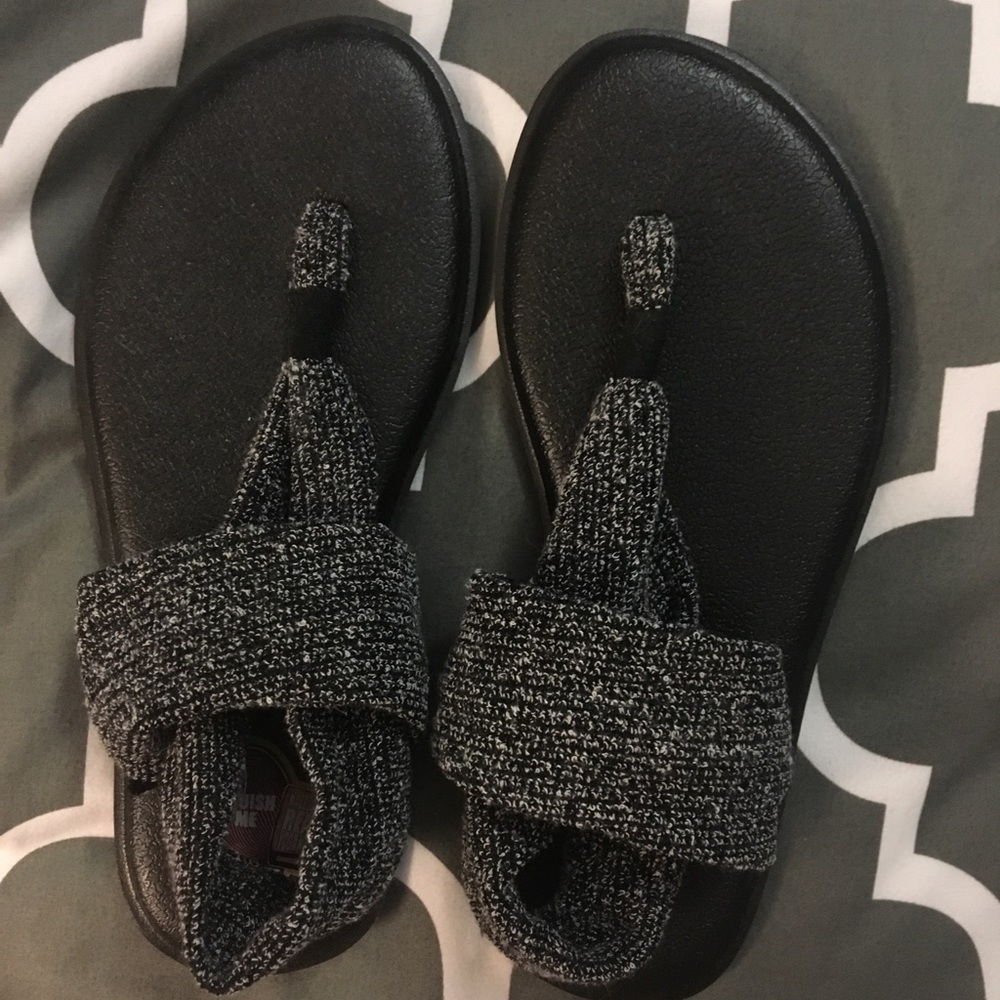 NWOT Girls Sanuk sandals black and white size 4.5